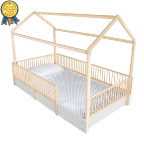 Cama casa Montessori de madera en habitación infantil