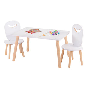 Dos sillas blancas con agarradera junto a mesa blanca