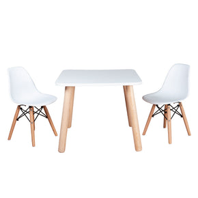 Comedor infantil de madera con sillas Eames