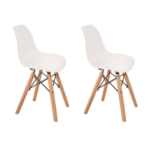 Silla Eames infantil blanca en recámara moderna